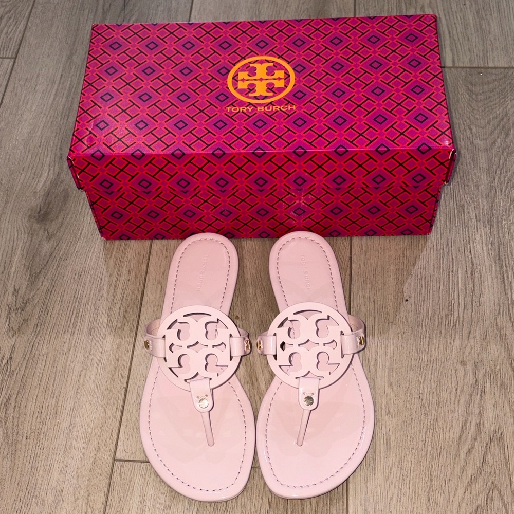 NWT Tory Burch Sea Shell Pink Patent Leather Miller Sandals - Picture 2 of 4